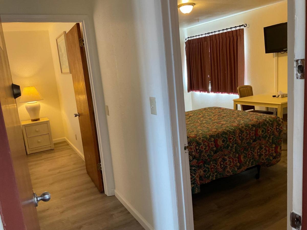 Front Street Motel 2*